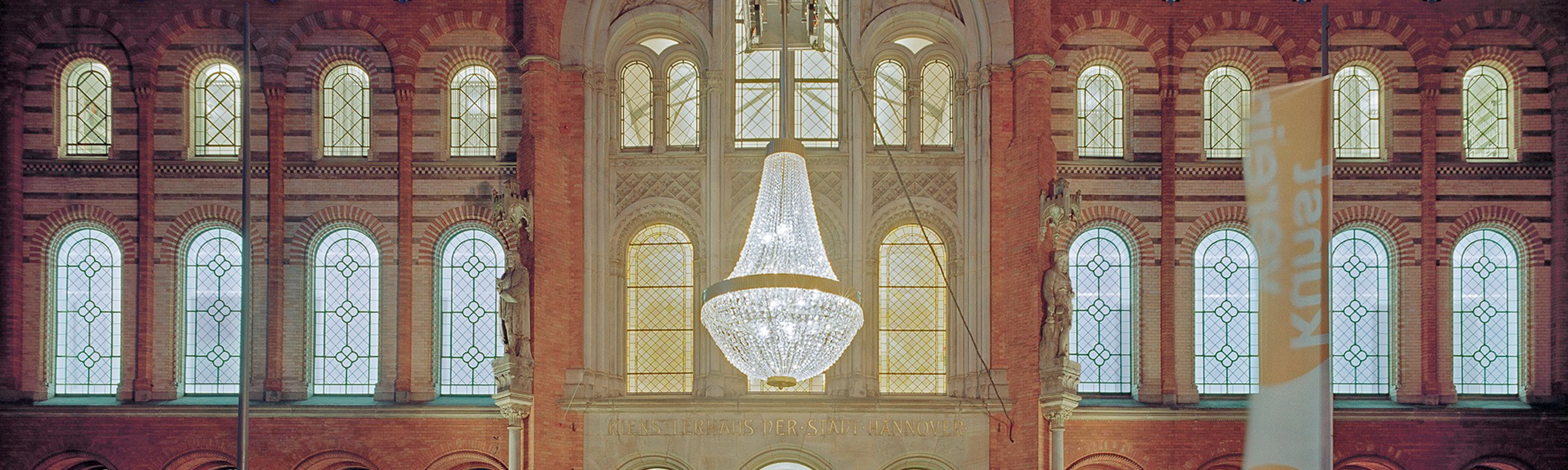 Ansicht der Front des Künstlerhauses Hannover mit der Installation „Das große Leuchten” von Stephan Huber (Ausschnitt)