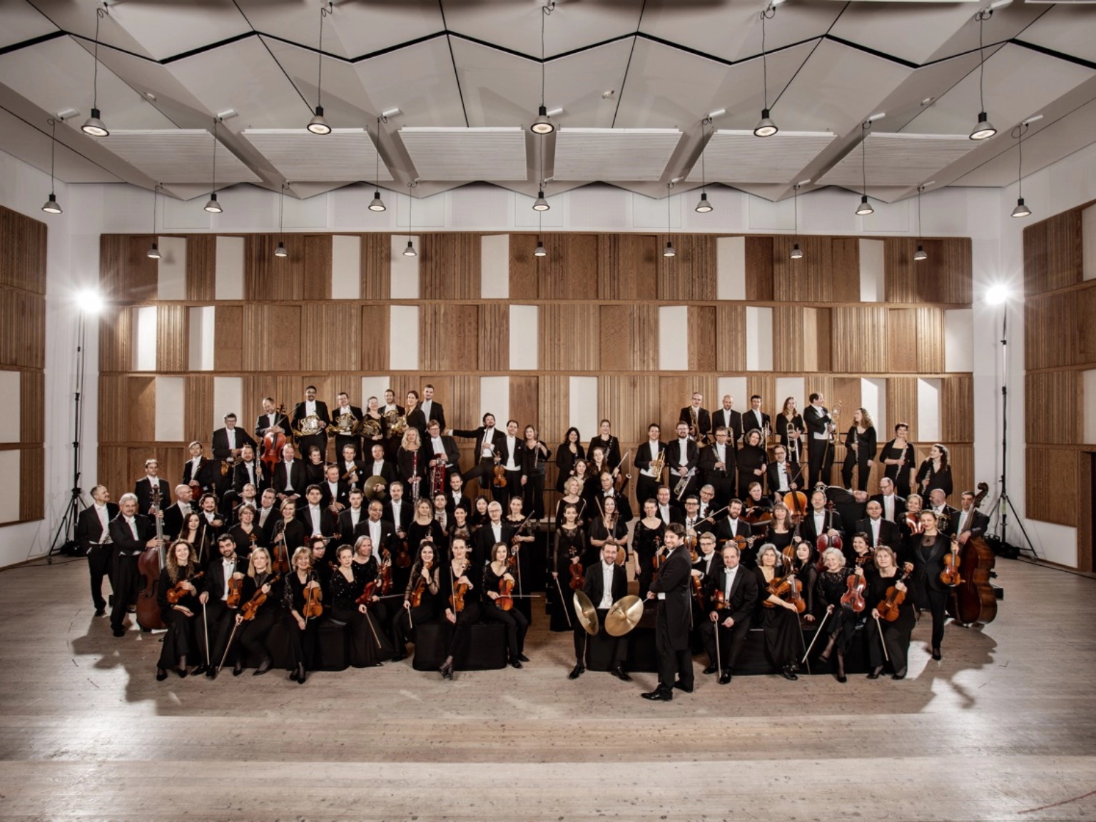 Orchesterbild des Niedersächsischen Staatsorchesters Hannover mit ihrem Chefdirigenten Stephan Zilias