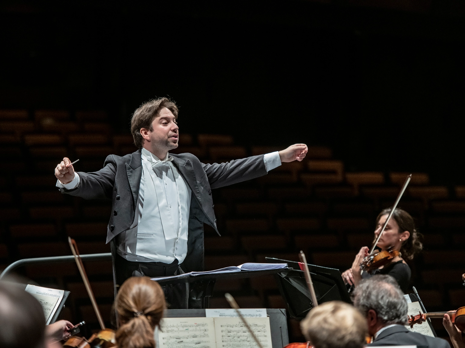 Porträt des Generalmusikdirektors der Staatsoper Hannover Stephan Zilias am Pult