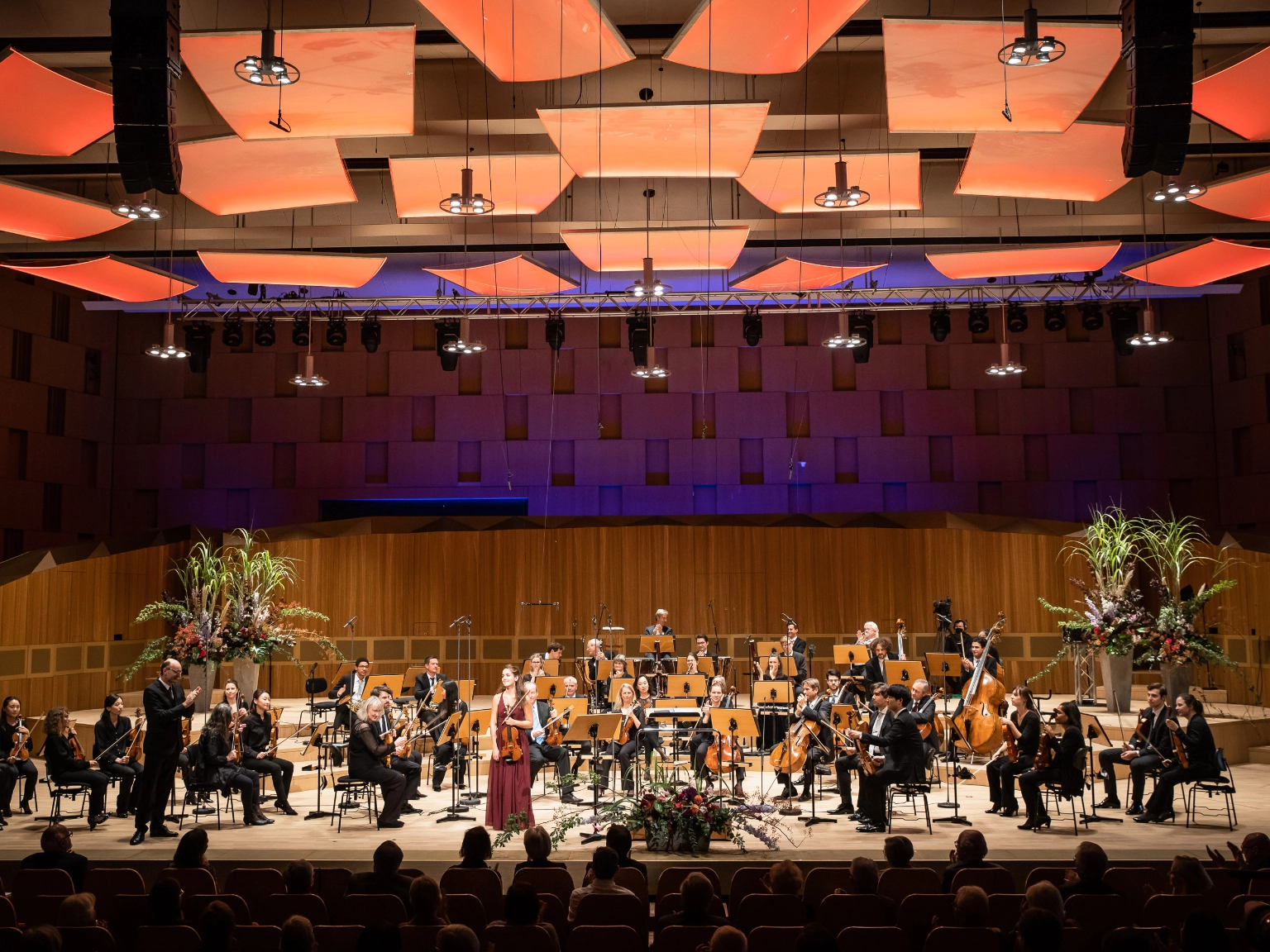 Impression Finalkonzert des Joseph Joachim Violinwettbewerbs 2021 im Großen Sendesaal des NDR Konzerthauses in Hannover. Es spielt die NDR Radiophilharmonie unter der Leitung von Andrew Manzen mit der Finalistin Chiara Sannicandro