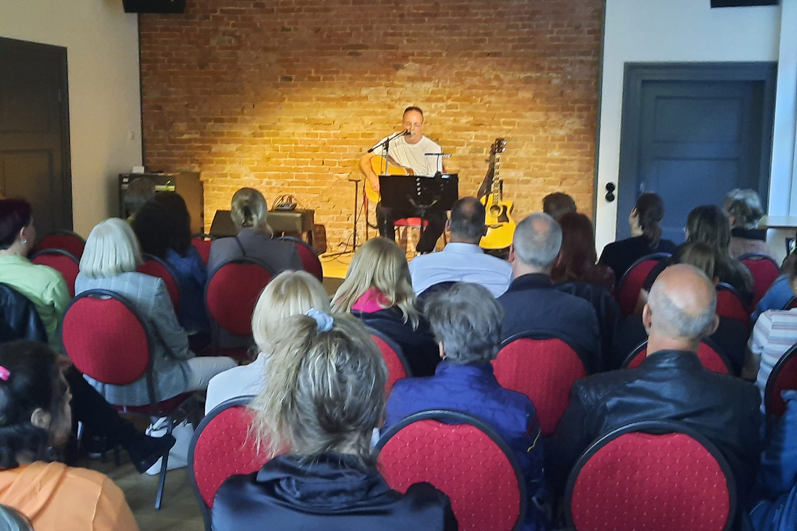 Der Jemgumer Liedermacher Stefan Janßen gab in einem vollen Bürgerhaus Jemgum im Mai 2024 ein tolles Konzert mit seinen Eigenkompositionen.