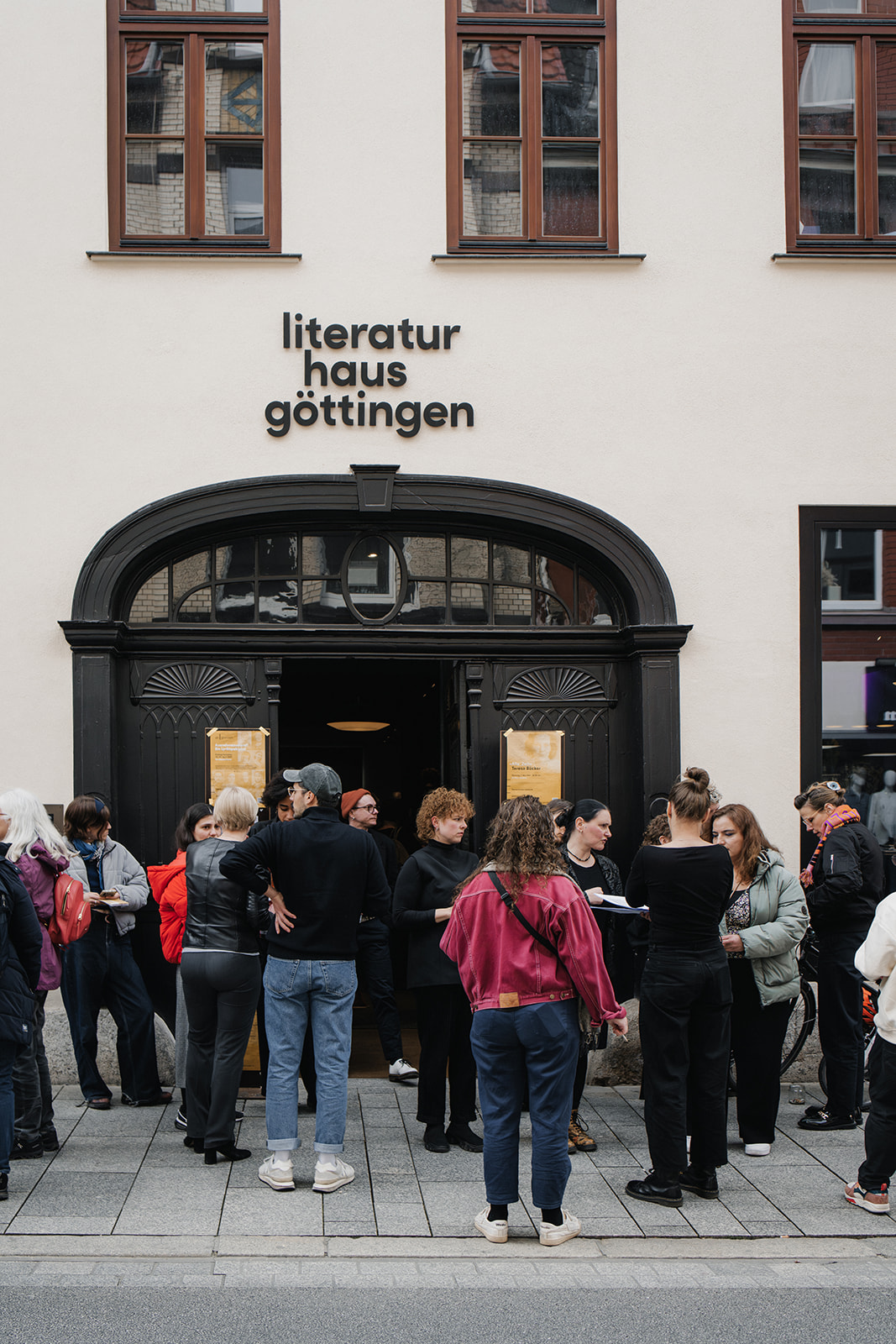 Impression an/grenzen: Ausnahmezustand! Ein Lyrikspektakel, April 2024. Gäste vor dem Literaturhaus Göttingen. 