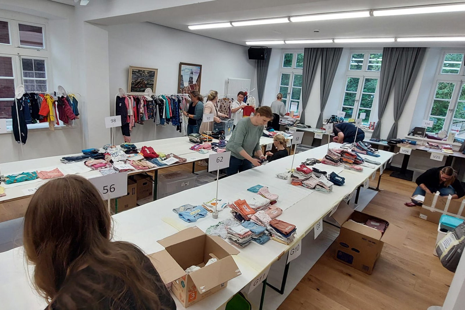 Mehrere hundert begeisterte Besucher*innen stürmten am ersten Mai-Wochenende das Bürgerhaus Jemgum, um bei einer Kinderkleider- und Spielzeugbörse günstige Einkäufe für die Kids zu erledigen. 