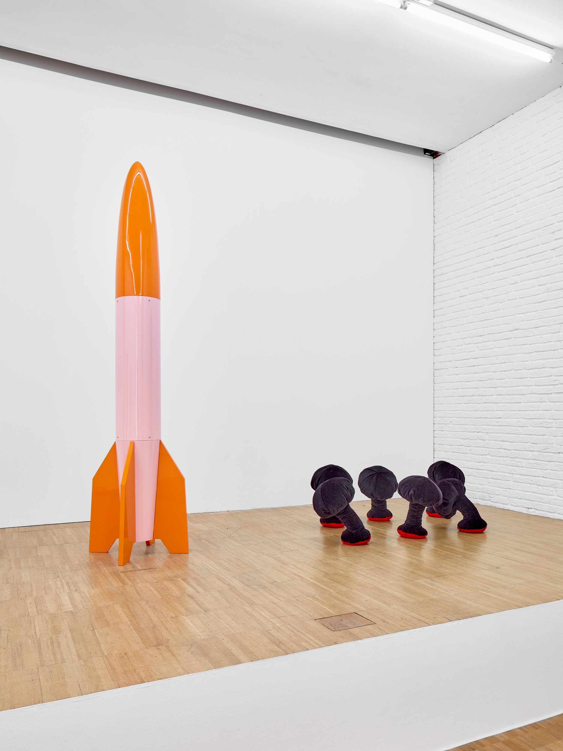 Impression der Ausstellung „Poul Gernes und Cosima von Bonin: one, two, three, our house!” im Kunstverein Jesteburg