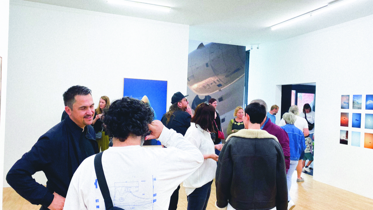 Impression der Ausstellung „Tim Bruening: Beluga” 2023 im Kunstverein Jesteburg