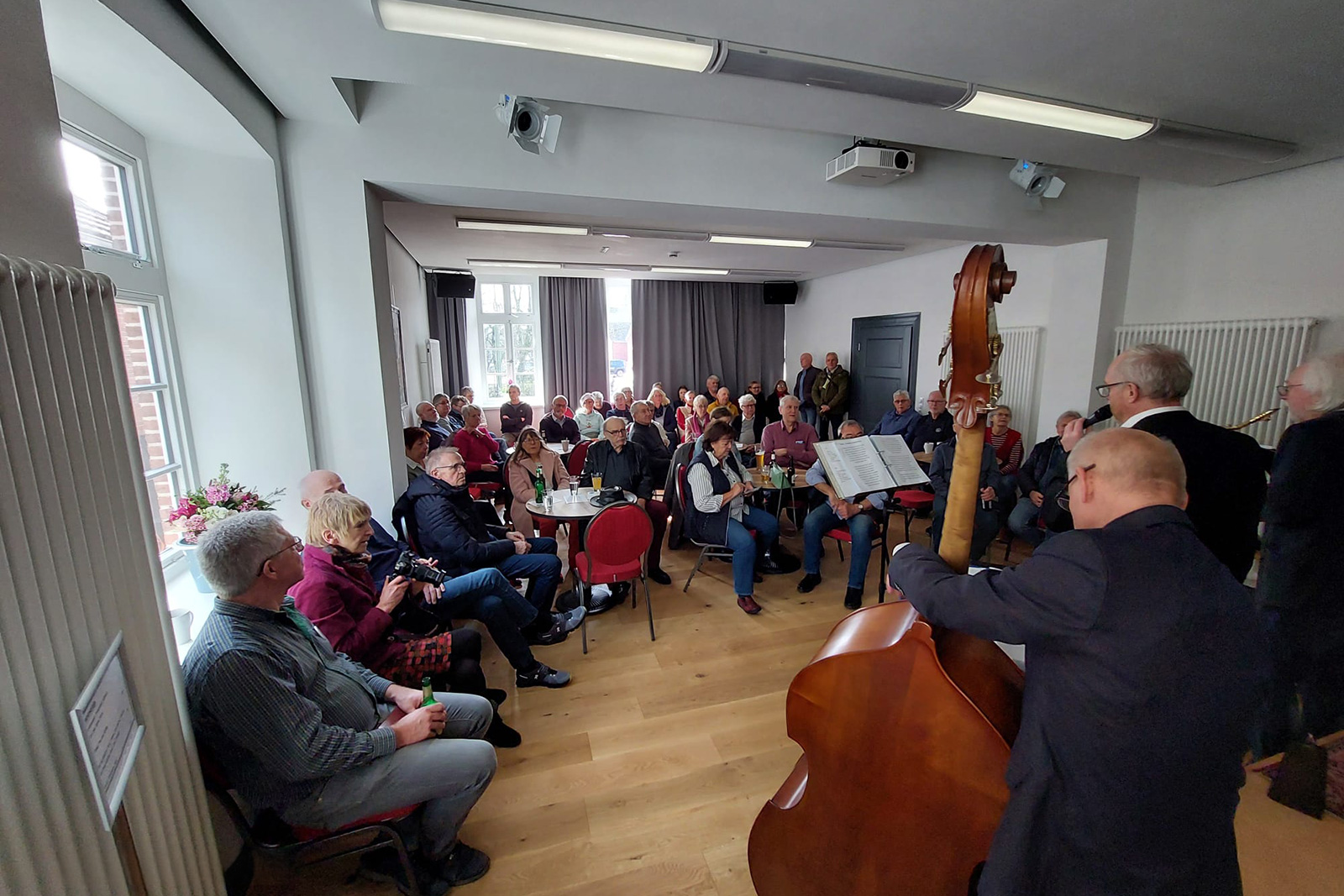 Bürgerhaus Jemgum: Ein Jazz-Frühschoppen mit der Dollart Swing Band sicherte gute Musik und tolle Stimmung und viel Begeisterung.