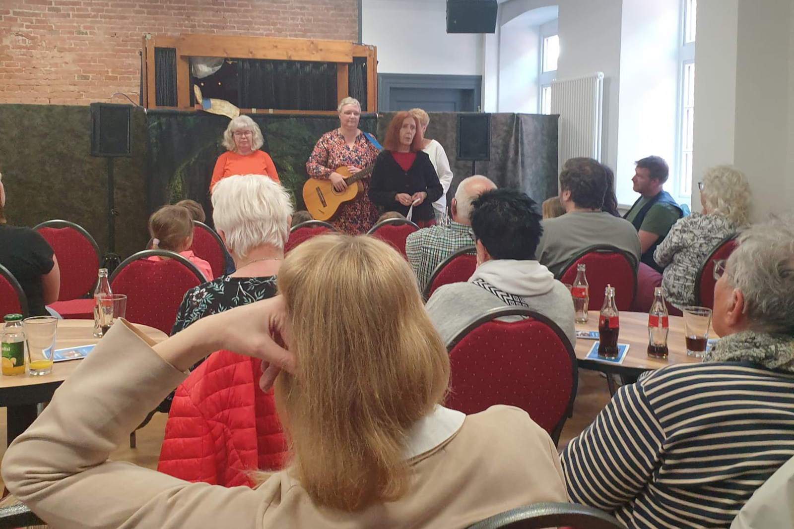 Die Oldersumer Puppenspölers spielen ein plattdeutsches Märchen mit Handpuppen im Bürgerhaus Jemgum.