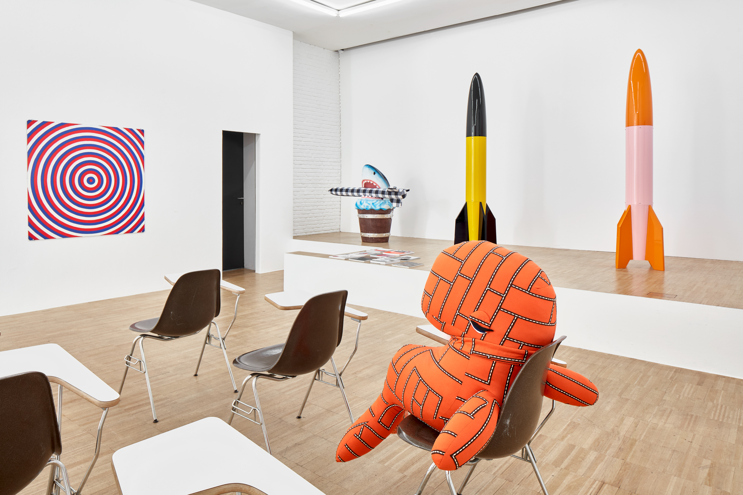 Impression der Ausstellung „Poul Gernes und Cosima von Bonin: one, two, three, our house!” im Kunstverein Jesteburg